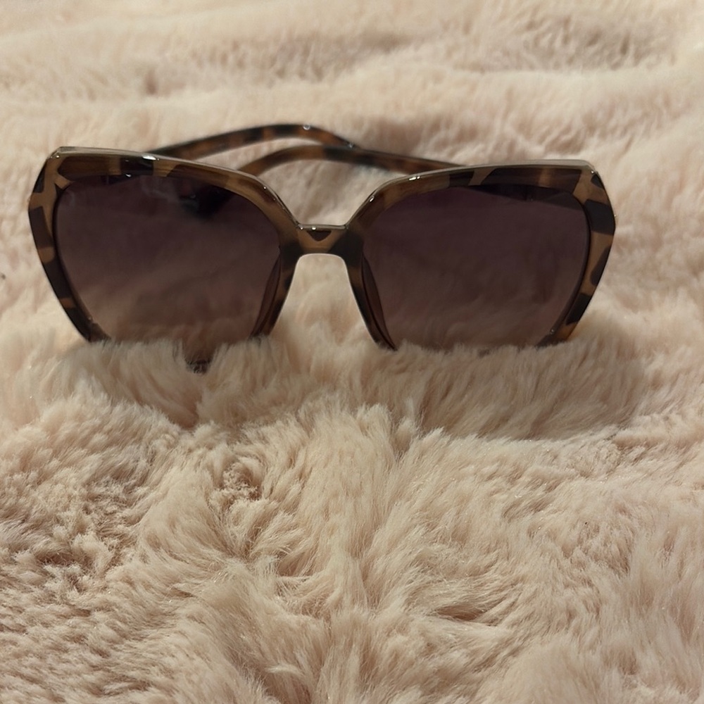Stylish Tortoise Shell Sunglasses - Picture 4 of 4